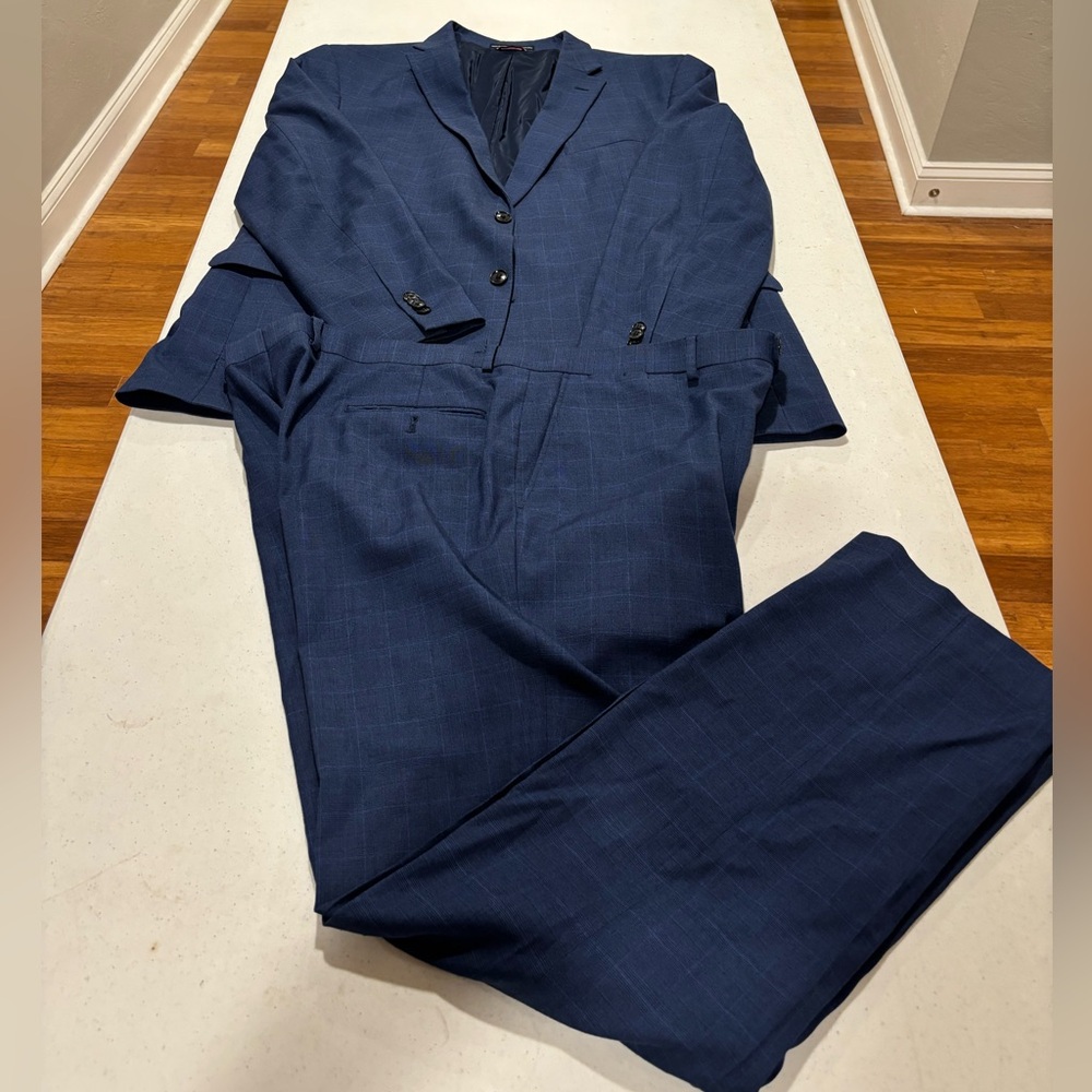 Blue Window Pane Tommy Hilfiger Suit
Jacket is 48 R
Pants 38 x 32